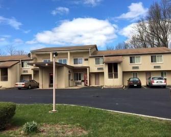 Colonade Motel - East Windsor - Building