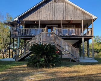 J & S's Pond Da Rosa A Place Apart From The Rest - Bay Saint Louis - Building