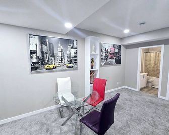 Private, Cozy, Lux, Spacious One Bedroom Suite - Airdrie - Dining room