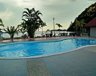 Penarak Bamboo Beach Motel - Kuah - Piscine