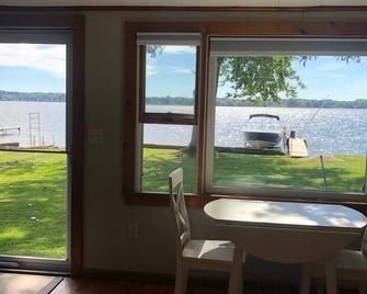 Quiet property on lake Oneida - Brewerton - Dining room