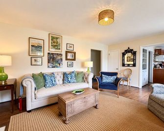 Lewisburg's Southern Bell, a charming Bungalow that's blocks from downtown! - Lewisburg - Living room