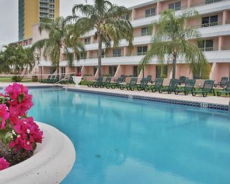 Castaways Resort,grand Bahama, Bahamas. Home Away From Home - Freeport - Piscina