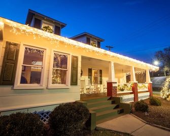In town spacious home hot tub WIFI minutes from area attractions - Luray - Gebäude