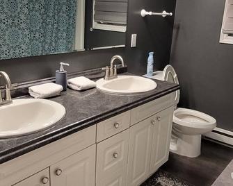 Charming 3-bedroom house with double garage, free WiFi, and AC in Dieppe, NB - Dieppe