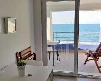 Panoramic beachfront ideal for two couples - Villafranca Tirrena - Balcone