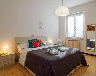 La Casa di Frida 2 bedroom Apartment - Vernazza - Schlafzimmer