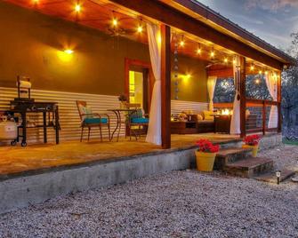 The Hill Country Cottage - Hondo - Terasa