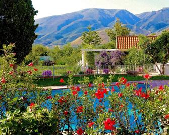 Luxurious 19th Century Villa with Orange Fountains Gardens and Private Pool - Órgiva - Priveliște în exterior