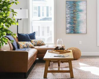 House on Church - Newly renovated, bright apartment with huge yard - Marlborough - Living room