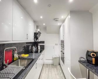 Not Active!!!!! - London - Kitchen