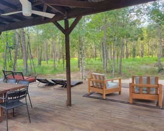 Tiny Home with outside lounging area, sleeps 4! Short drive to The Woodlands - Conroe - Патіо