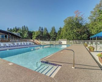 Lovely condo near skiing with 3 pools, sauna, fitness room & balcony - Warren - Pool