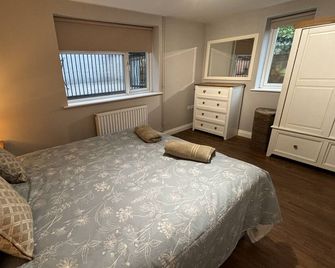 Charming Three Bedroomed Property With Hot Tub close to Monmouth town centre - Monmouth - Bedroom
