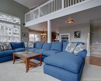 Amazing location with hot tub and front row views of Mt. Alyeska - Girdwood - Sala de estar
