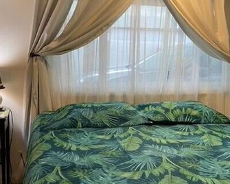 Charming Studio with King Bed & Private Bath - AC and Steps from the Beach! - Kailua