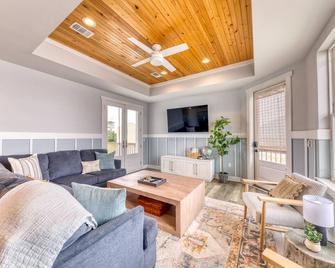 Beachfront |Cargo Elevator | Steps to Beach | Baby+Beach Gear | Lawn+Board Games - Long Beach - Sala de estar