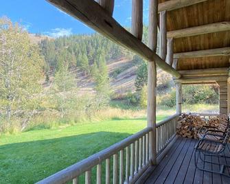 Ponderosa Cabin at Rye Creek Lodge - Darby - Balcón