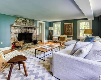 Stylish Retreat; Pool & Hot Tub By:Evergreen Home - Egremont - Sala de estar