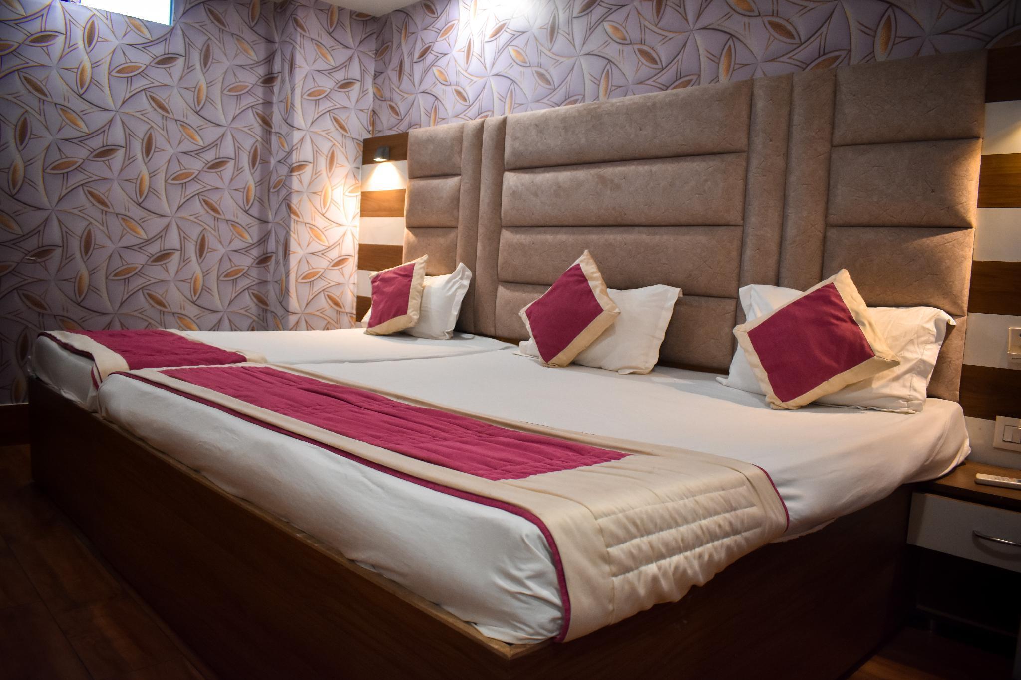TRIPLEBED SUIT ROOM - Picture of Hotel God Gift, Amritsar - Tripadvisor