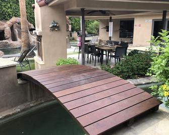 Summer Discounts! Very Large Pool! 8ft Deep. Stays Cool!! Lazy River Too!! - Palm Springs - Innenhof