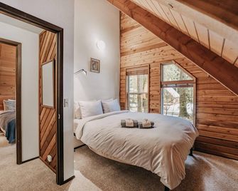 Snowline Cabin #35 - Ac - Pets Ok - Fireplace - Glacier - Bedroom