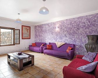 Holiday Home with Mountain Views, Balcony & Wi-Fi - Teguise - Sala de estar