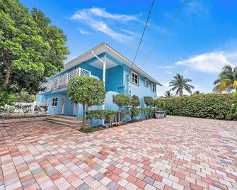 Coastal 2BD Beach Access Condo - Steps to Ocean - Fort Pierce