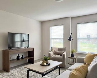 Landing | Beautiful 1bd, Clubhouse, Pool - Belton - Huiskamer