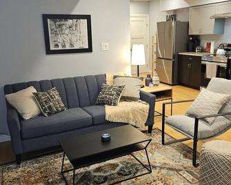 River Valley Suite Near Downtown - Edmonton - Living room
