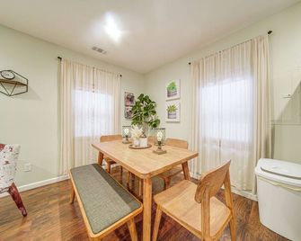 Walk to Shore! Family Home By Lake Erie w/ Bikes - Geneva - Dining room