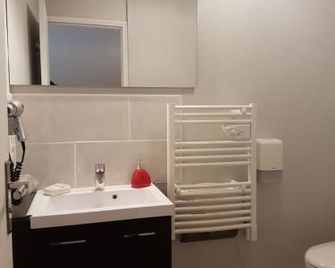 Oyonnax Bellignat Appart Hotel - Bellignat - Bathroom
