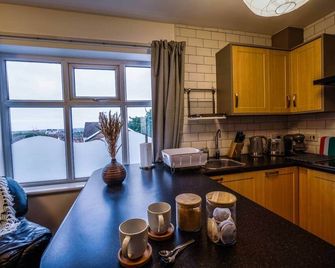 Luxury 1st floor modern flat, close to city with free parking - Leeds - Kitchen