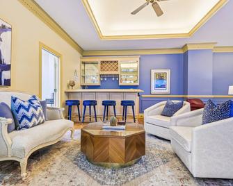 A Villa Steps from Harbor East with Indoor Pool and 4-Car Parking Sleeps 12 - Baltimore - Lounge