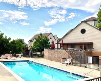 This private, quiet studio is very comfortable, perfect for two people. - Englewood - Pool