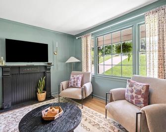 The Rabbit Hole - Travelers Rest - Living room