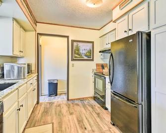 Cozy Cass City Retreat with Spacious Deck! - Cass City - Cocina
