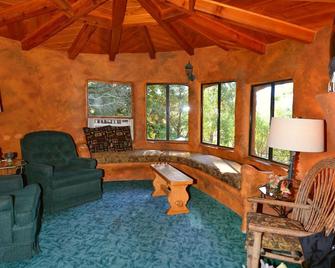 The Gnome Home at Shadow Mountain Ranch! - Julian - Вітальня