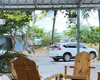 Fabulous 9-bedroom lodge in Higüey perfect for group getaways - Higüey - Patio