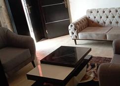 Remarkable 2-Bed Apartment in Asaba - Asaba - Living room
