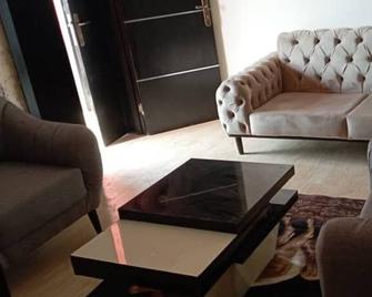 Remarkable 2-Bed Apartment in Asaba - Asaba - Living room