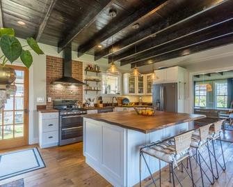 Modern Americana Cottage with Vintage Vibe - Riverview & Beach 1.5m - Long Branch - Cocina