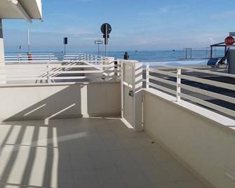 Two-Room Apartment A Stone's Throw From The Sea - Marotta - Balcón