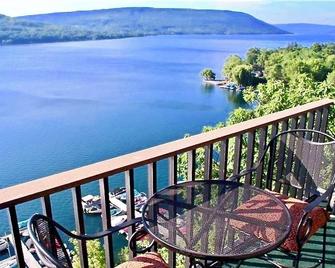 #1 Rated Amazing Canandaigua Lake/ 4 bed/3 bath/1750sqft.Rare End Unit! - Canandaigua - Balkón