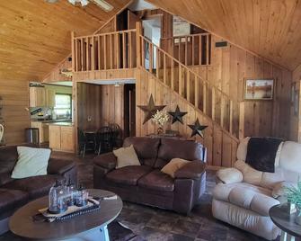 Breathtaking Lakefront Lodge - Sleeps 10 - Karnack - Living room