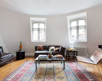 Location! Location! St.Germain Orsay 2 bdr/2bath Bright Designer Penthouse - פריז - סלון
