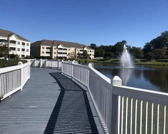 Local Host! 2 BR Governor's Green Resort - Near Busch Gardens + Historic Sites! - Williamsburg - Balcón