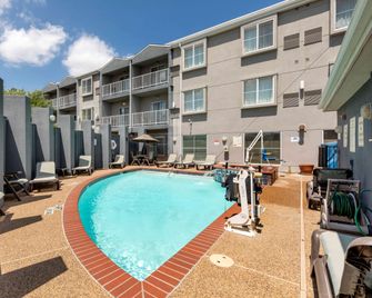 Comfort Suites DFW Airport - Irving - Piscina