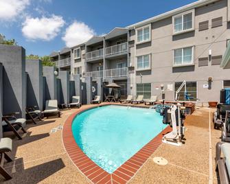 Comfort Suites DFW Airport - אירווינג - בריכה
