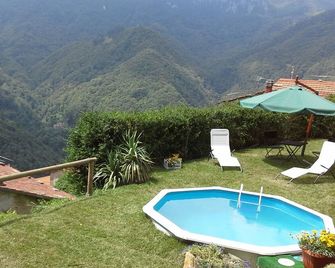 House with swimming pool located in the mountains and near the sea. - Stazzema - Pool
